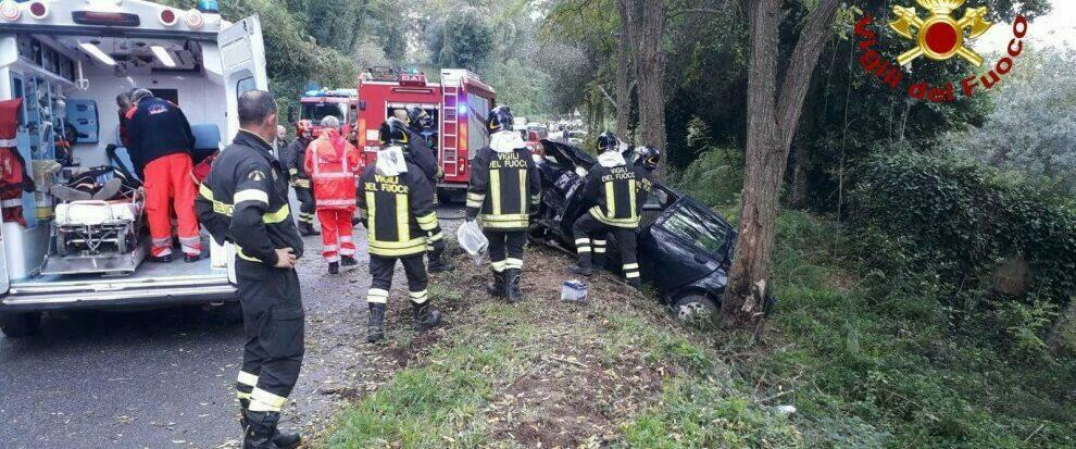 Calabria, perde il controllo dell’auto e finisce contro un albero