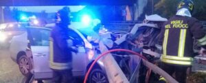 Incidente sulla A2: auto con tre giovani a bordo finisce contro il guard-rail item-thumbnail
