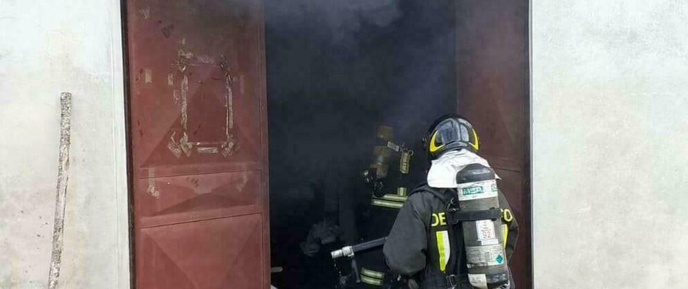Scoppia incendio in appartamento nel vibonese: uomo precipita in una scarpata per sfuggire dalle fiamme