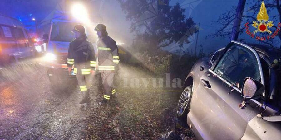 Perde il controllo dell’auto che si schianta contro un albero. Un morto e tre feriti