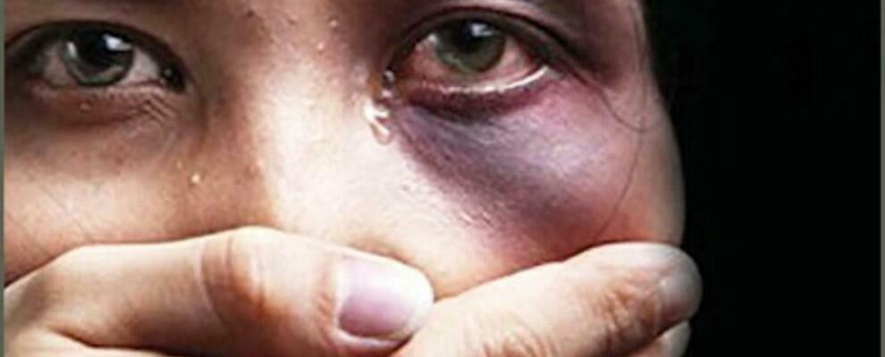 Aggredisce la compagna con un bastone, arrestato Aggredisce la compagna con un bastone, arrestato