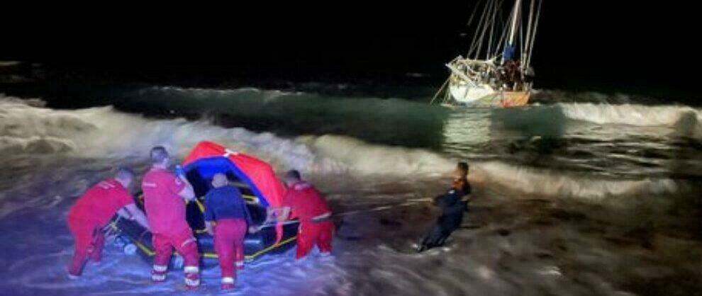 Il Prefetto Giannini riceve i quattro poliziotti che hanno salvato 88 vite in mare nel crotonese