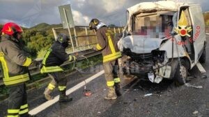 Calabria: Incidente tra un furgone ed un camion. Una vittima e un ferito item-thumbnail