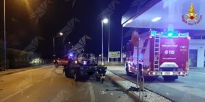 Auto si schianta ad alta velocità contro il muro di un’abitazione item-thumbnail