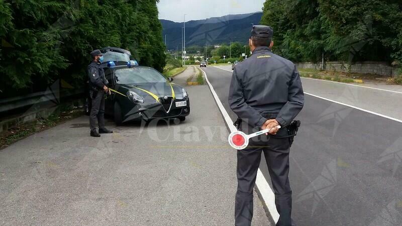 In auto sulla SS 106 con mezzo kg di eroina, arrestati