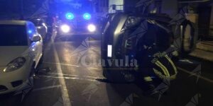 Perde il controllo dell’auto che si schianta contro una macchina parcheggiata item-thumbnail