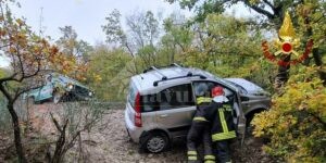 Perde il controllo dell’auto e si schianta contro un albero. Grave una donna item-thumbnail