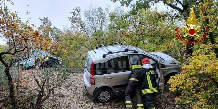 Perde il controllo dell’auto e si schianta contro un albero. Grave una donna