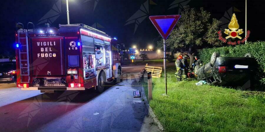 Resta incastrato tra le lamiere dopo un incidente stradale. Liberato dai vigili del fuoco