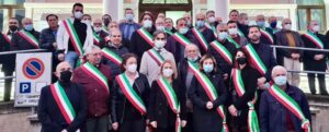 I sindaci della provincia di Reggio Calabria riuniti di fronte al comune di Siderno per manifestare solidarietà a Fragomeni item-thumbnail