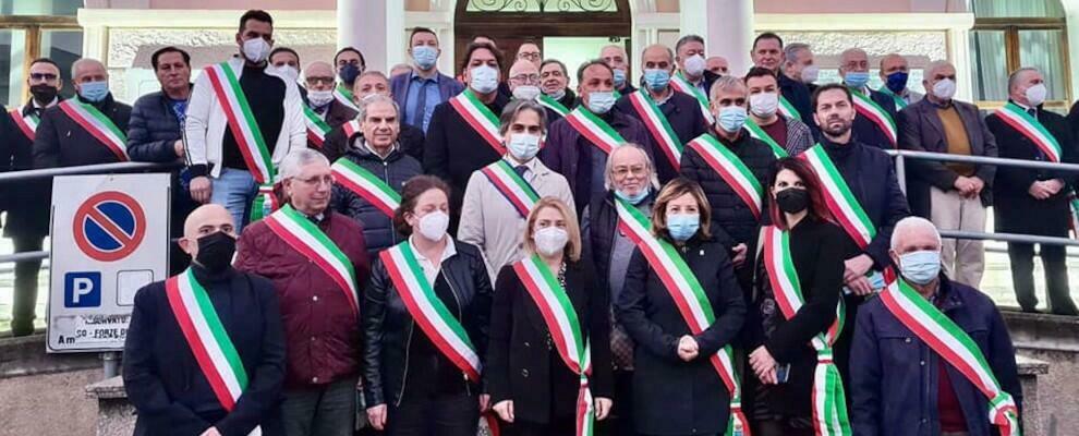 I sindaci della provincia di Reggio Calabria riuniti di fronte al comune di Siderno per manifestare solidarietà a Fragomeni