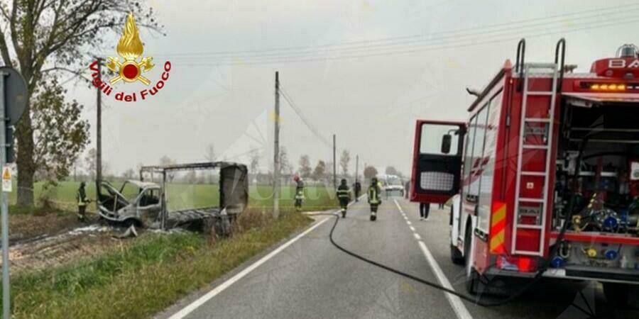 Cerca di scappare dal furgone in fiamme e viene travolto da un’auto