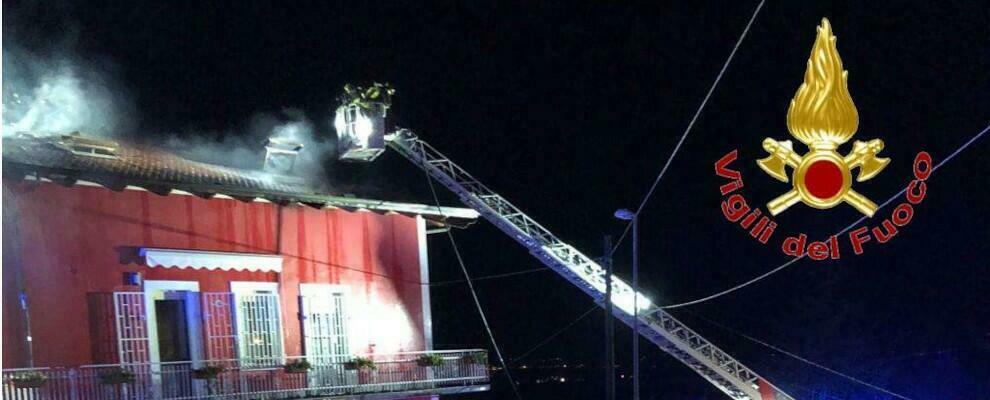 Calabria, scoppia incendio in casa la vigilia di Natale: i vigili del fuoco al lavoro