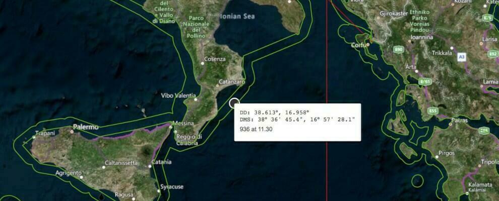 Alarm Phone su Twitter: “Un centinaio di persone in pericolo al largo della Calabria”