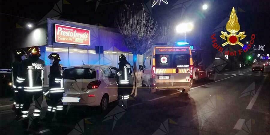 Incidente stradale tra due auto, feriti una donna e un minore