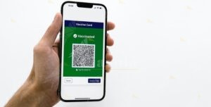 Non può accedere al comune perchè sprovvisto di green pass. Sale in auto e sfonda l’ingresso item-thumbnail