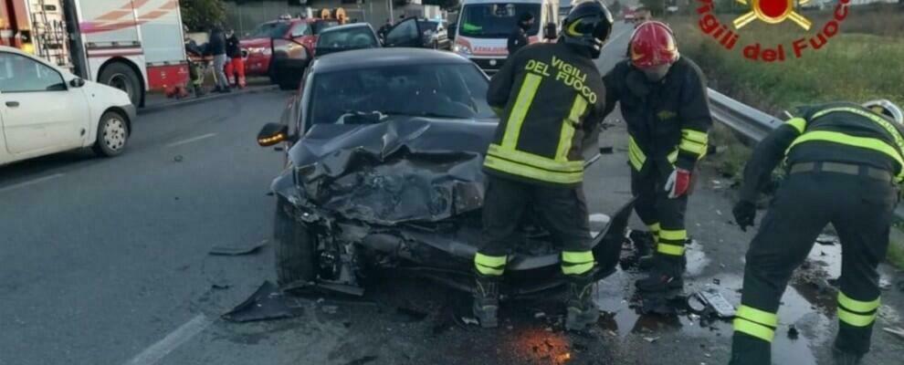 Scontro tra due auto sulla Statale 106, un ferito