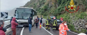 Scilla, violento frontale tra pullman e auto: un ferito item-thumbnail