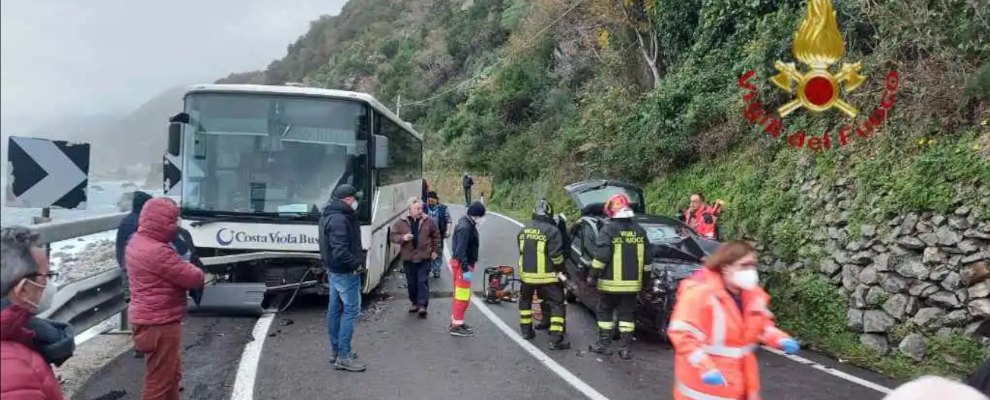 Scilla, violento frontale tra pullman e auto: un ferito