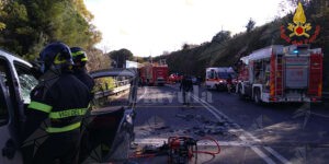 Tremendo incidente stradale tra due tir e un furgone. Il bilancio è drammatico, tre feriti e una persona deceduta item-thumbnail