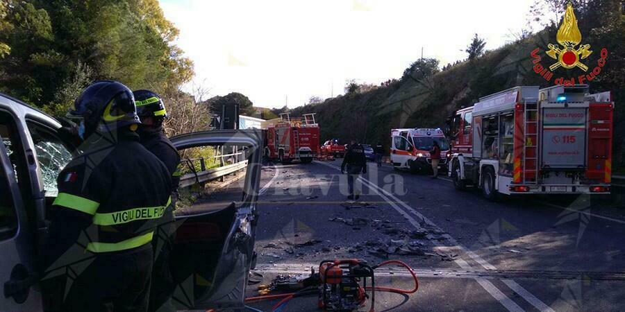 Tremendo incidente stradale tra due tir e un furgone. Il bilancio è drammatico, tre feriti e una persona deceduta