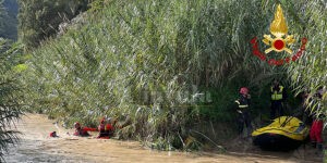 Tenta di guadare il fiume in auto ma rimane intrappolato. Salvato dai vigili del fuoco item-thumbnail