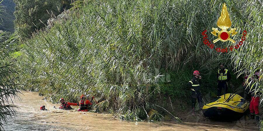 Tenta di guadare il fiume in  auto ma rimane intrappolato. Salvato dai vigili del fuoco