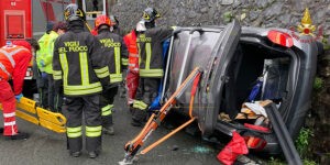 Anziano perde il controllo dell’auto. Estratto dalle lamiere dai vigili del fuoco item-thumbnail