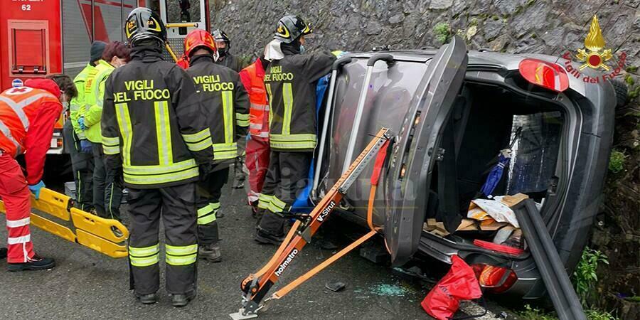 Anziano perde il controllo dell’auto. Estratto dalle lamiere dai vigili del fuoco