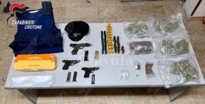 Calabria: Scoperto deposito di armi e droga, due persone in manette item-thumbnail