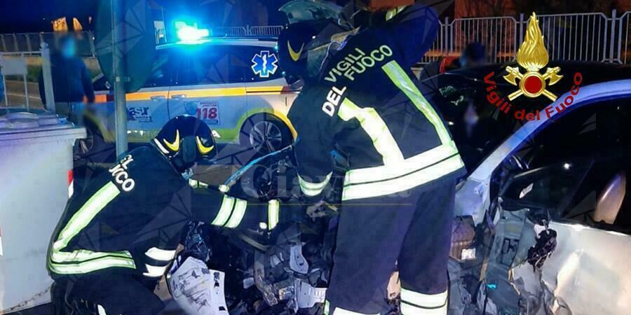 Incidente stradale tra un’auto ed un autobus di linea, ci sono due feriti