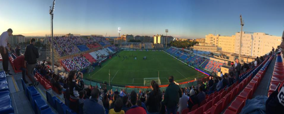 Crotone: lanciano un petardo ed un fumogeno in campo, daspo per due tifosi del Benevento