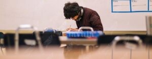 Prova a sostenere l’esame teorico della patente al posto del fratello, denunciati item-thumbnail