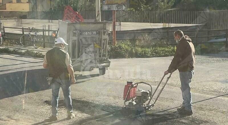 Vasì di Caulonia, il comune ripara il manto stradale