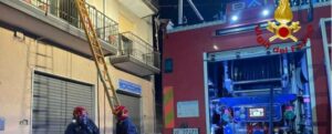 Calabria, scoppia incendio in abitazione: pompiere libero dal servizio trae in salvo quattro persone item-thumbnail