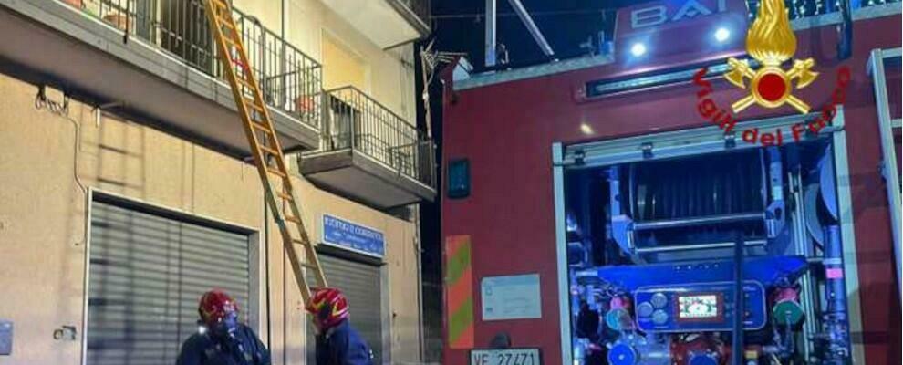 Calabria, scoppia incendio in abitazione: pompiere libero dal servizio trae in salvo quattro persone