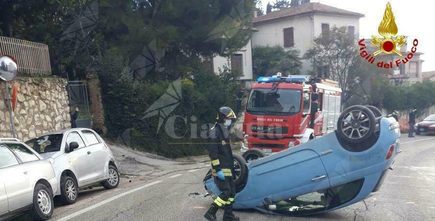 Perde il controllo dell’auto che si ribalta lungo la carreggiata