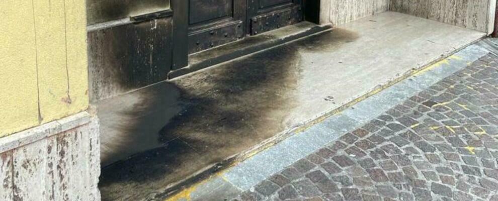 Incendio al portone del Municipio di Platì, la condanna del sindaco ff di Reggio Calabria: “Atto gravissimo”