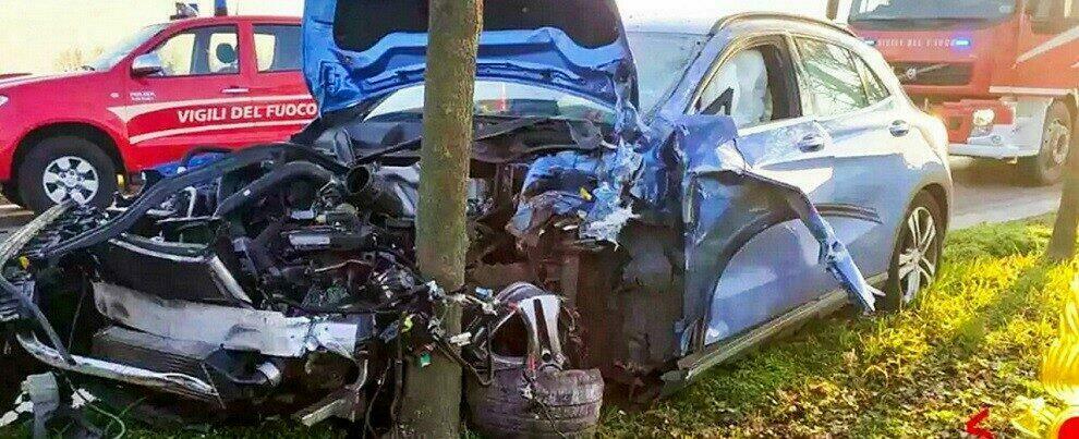 Spaventoso frontale con un camion, auto sbalzata contro un albero: ferite due donne