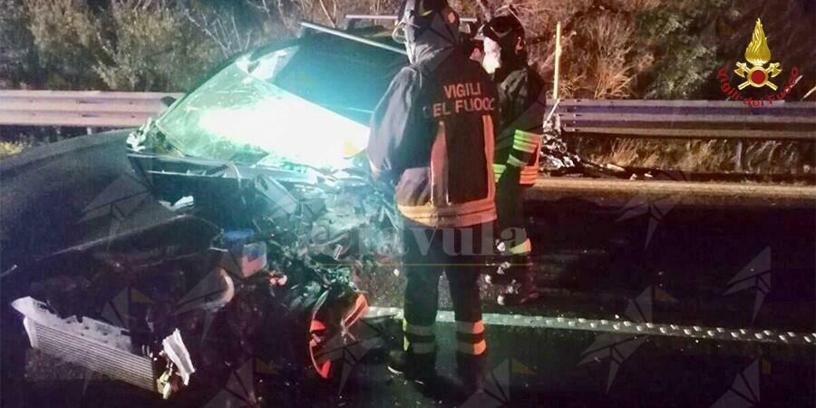 Scontro frontale tra un furgone ed un’auto,  perde la vita un uomo