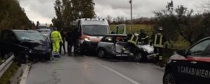 Violento frontale tra due auto sulla Statale 106, feriti i conducenti item-thumbnail