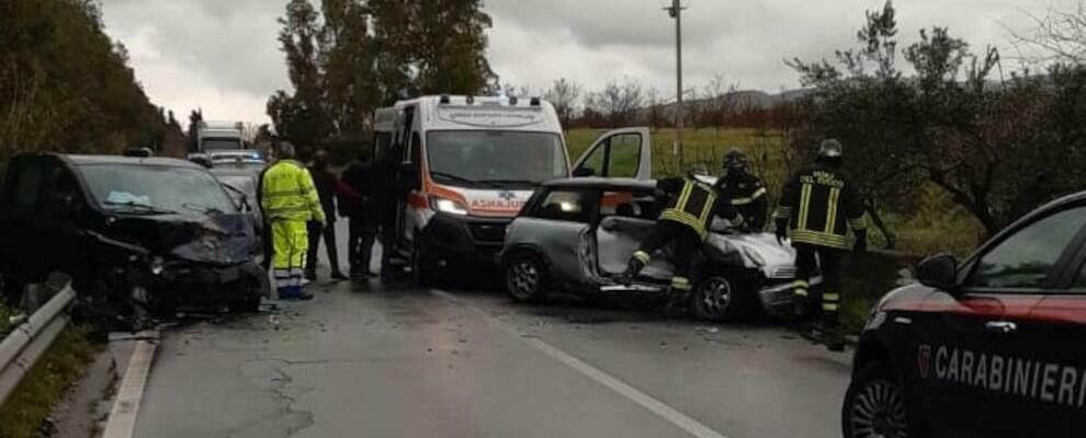 Violento frontale tra due auto sulla Statale 106, feriti i conducenti