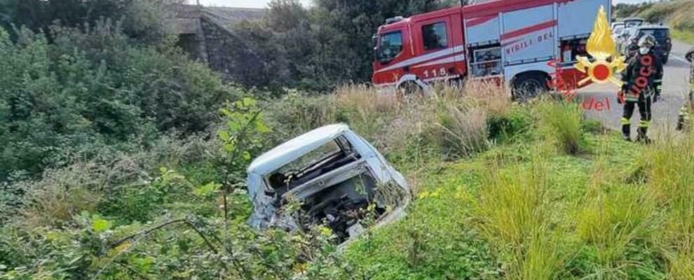 Scontro tra auto e furgone sulla statale 106, muore una donna