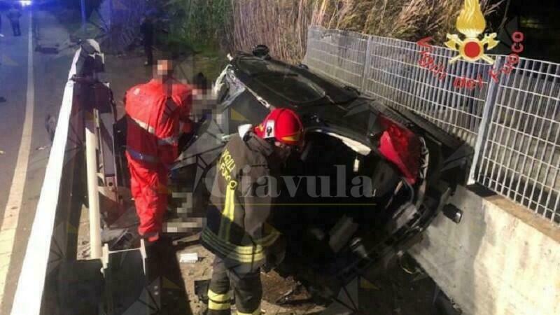 Incidente mortale sulla SS 106, perdono la vita due persone