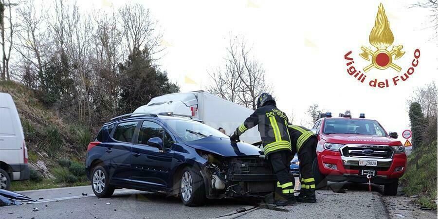 Incidente stradale fra due auto, gravemente ferite due persone