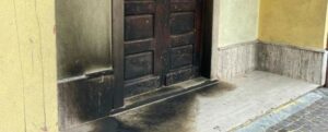 Incendiato nella notte il portone del municipio di Platì: indagano i carabinieri item-thumbnail