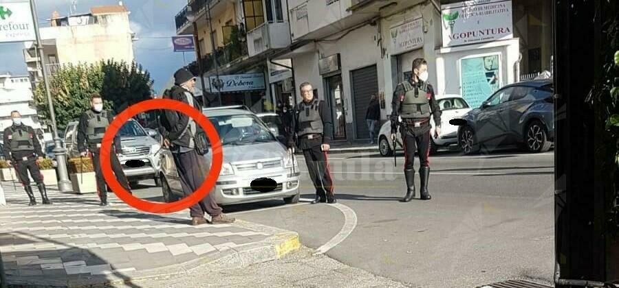 Caulonia marina, uomo armato di coltello minaccia e insulta i carabinieri