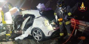 Tremendo scontro frontale tra due automobili, perde la vita un uomo item-thumbnail