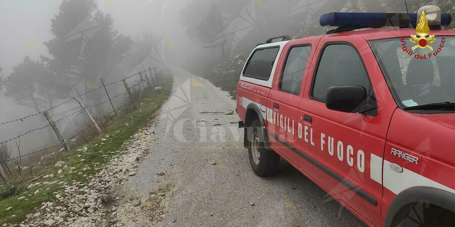 Finisce con la moto in un dirupo, salvato dai vigili del fuoco