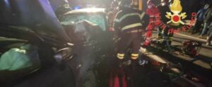 Impatto frontale tra auto nel crotonese. Quattro feriti gravi, tra cui una bambina item-thumbnail